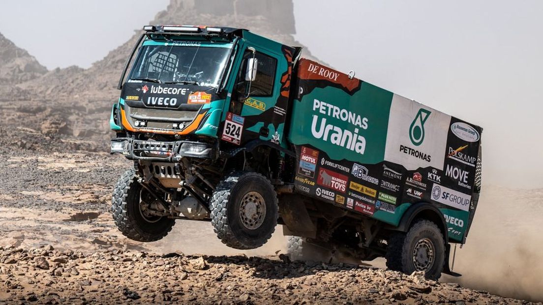 De truck van Mitchel van den Brink in de woestijn van Saudi Arabië