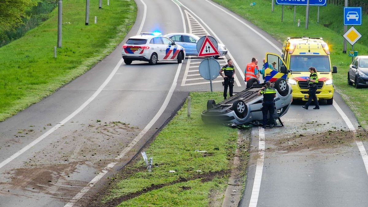 112 Nieuws: Motor en bestelbus botsen bij Steenwijkerwold | auto over de kop op N35 bij Enschede