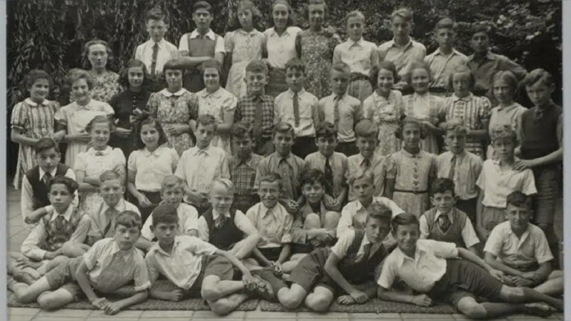 Op deze foto uit 1938-1939 van de Vondelschool | Jeekerschool moet Ilse Wagner staan