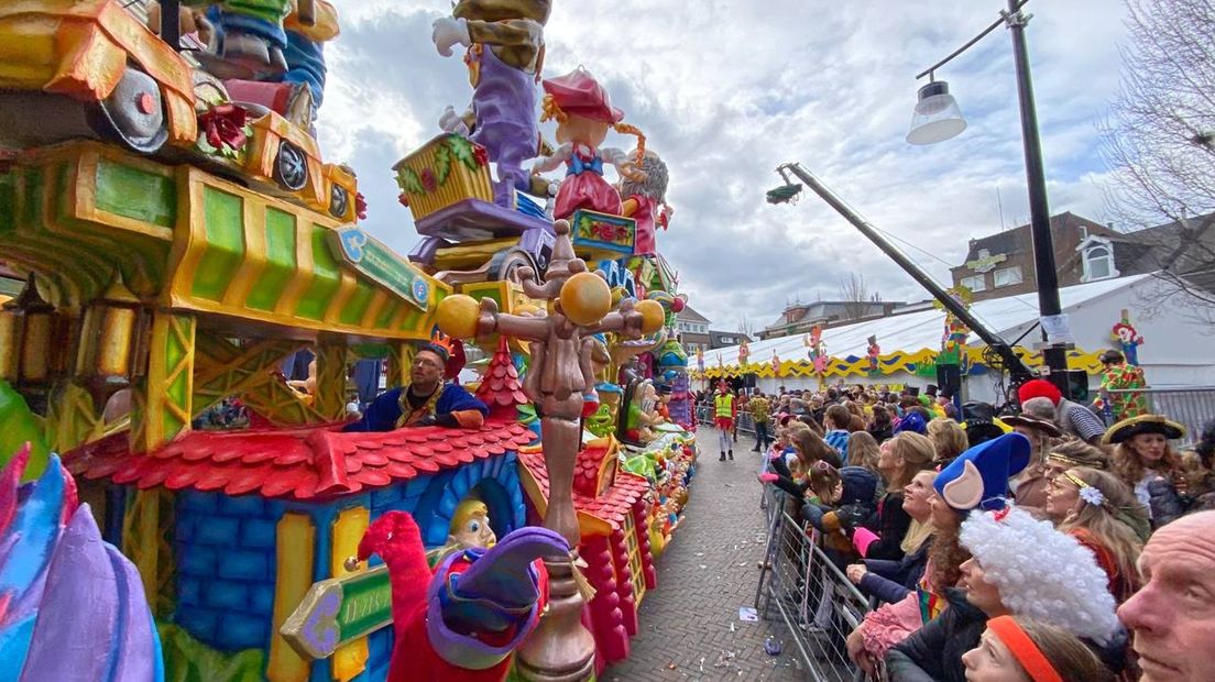 Drukte in Oldenzaal bij de Grote Twentse Carnavalsoptocht