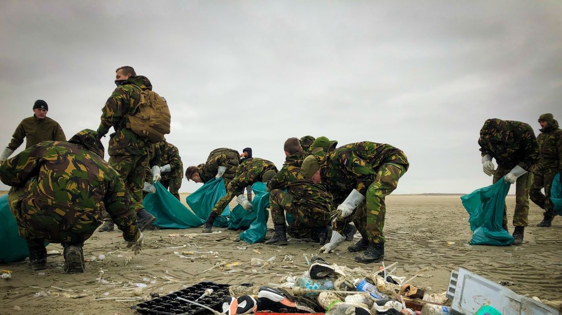 Militairen ruimen het strand van Schiermonnikoog op.