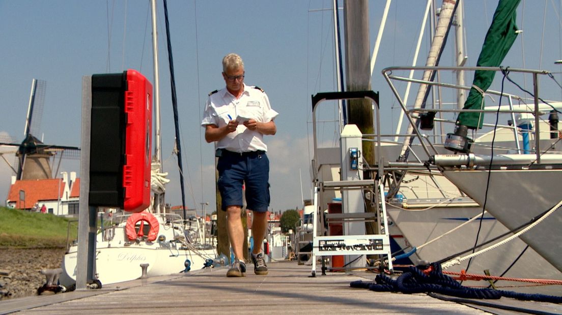 Havenmeester Wim Fokker werkt op de steiger de administratie bij