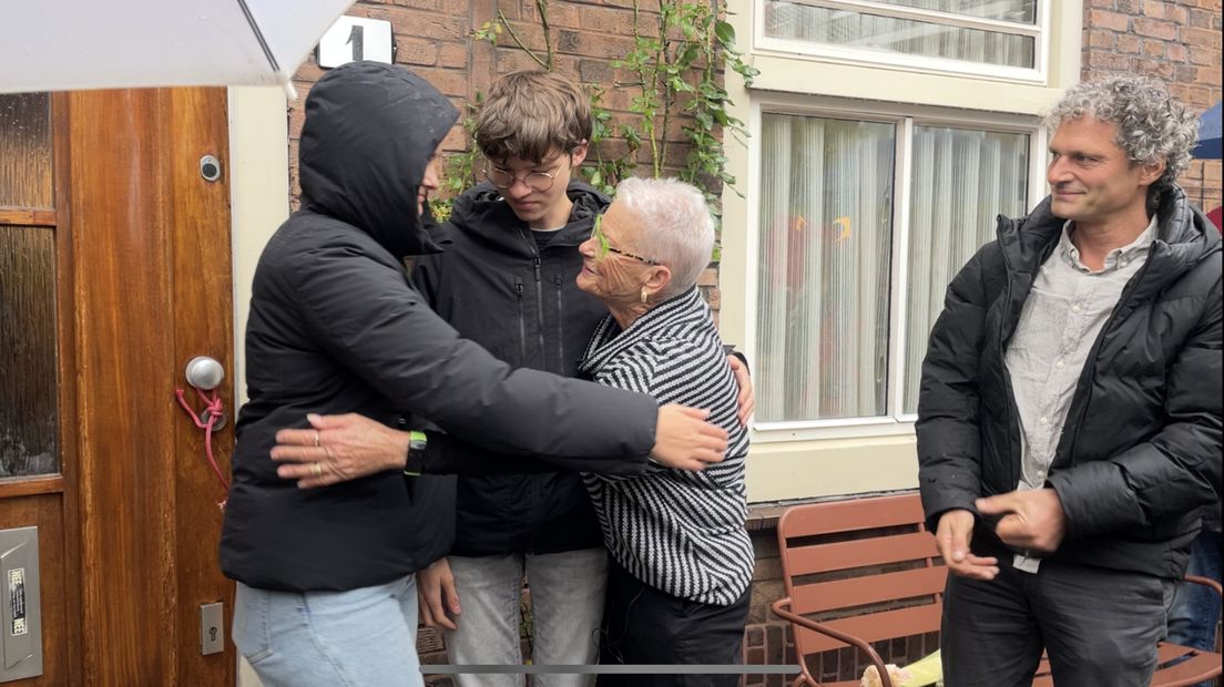 Ada Amit met haar kleinkinderen en zoon.