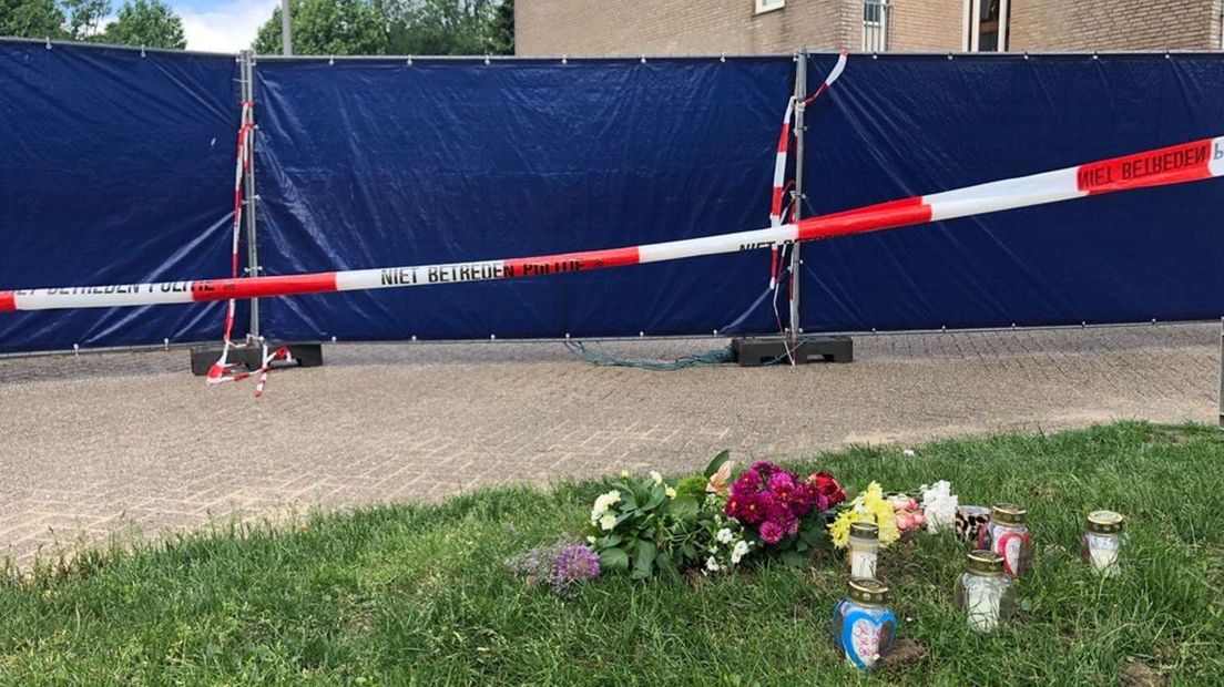 Bloemen en kaarsjes bij de plek in Arnhem-Zuid waar de vrouw werd gevonden.