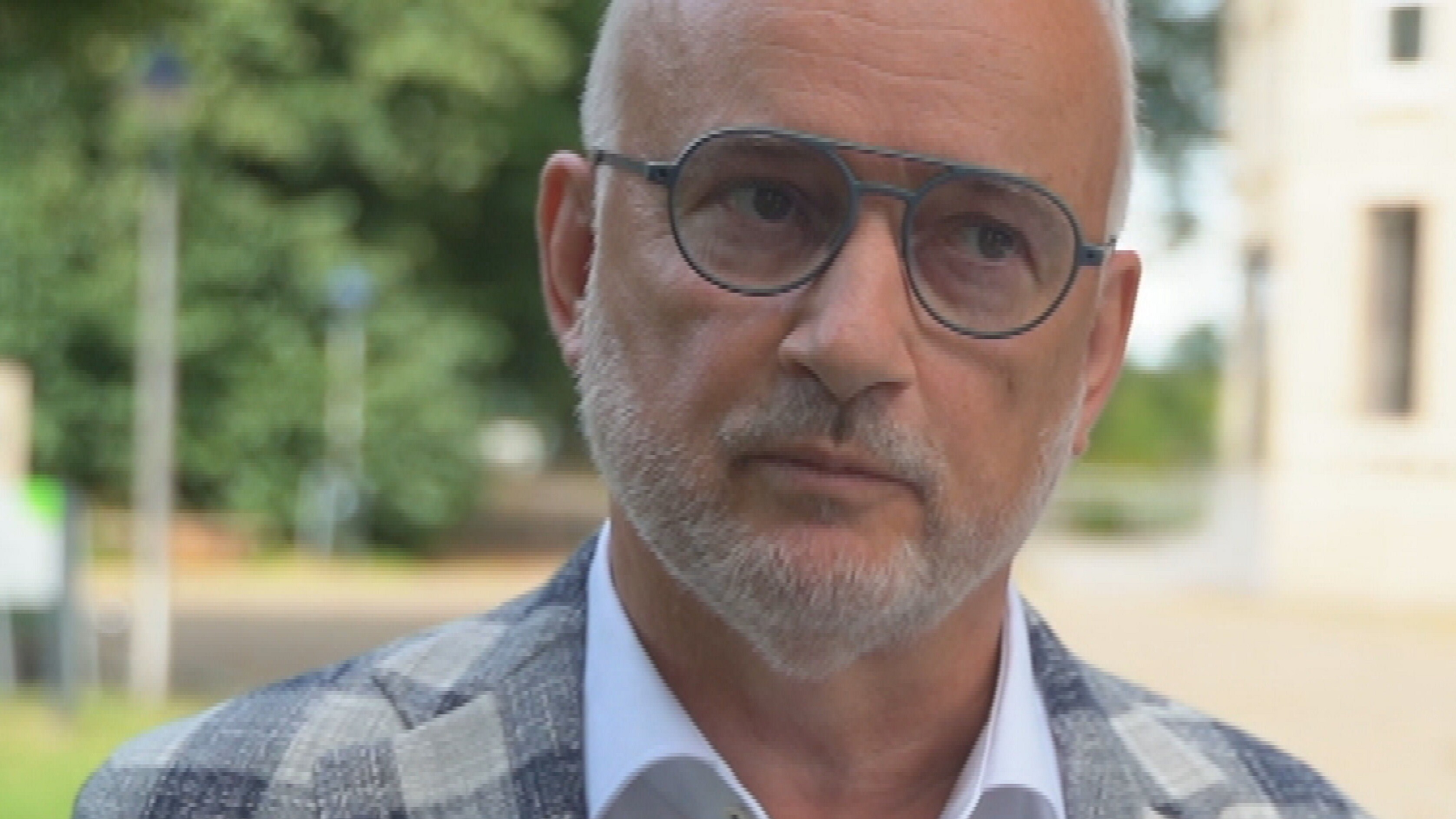 De boargemaster op ’e stoepe nei oerlêst troch jongelju yn Drachten