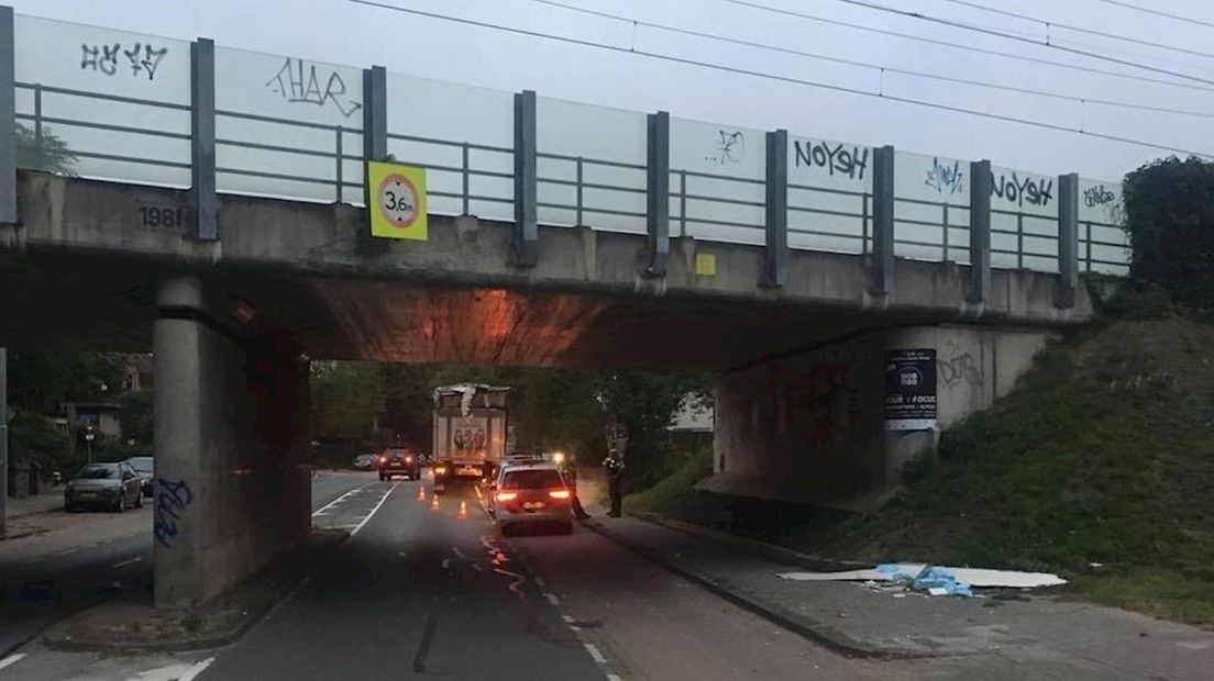 Vrachtwagen te hoog voor viaduct in Hengelo