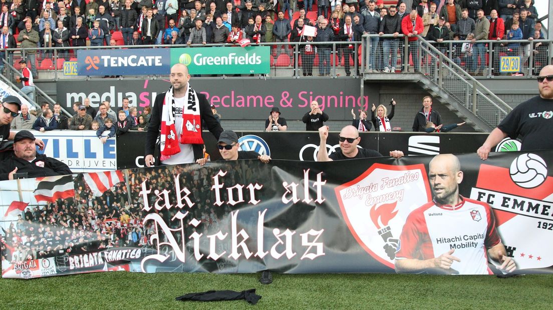 Nicklas Pedersen achter een spandoek van de Brigata Fanatico