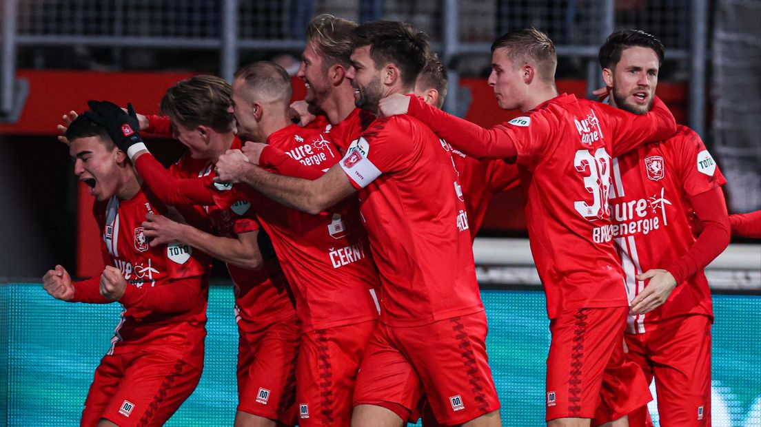 Twente viert de 2-1 van Ugalde (links)