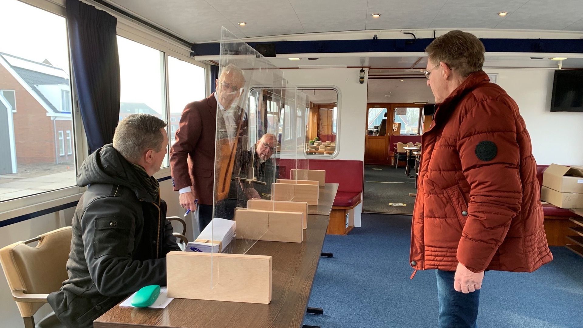 Een rustig begin op de stemboot in Heeg