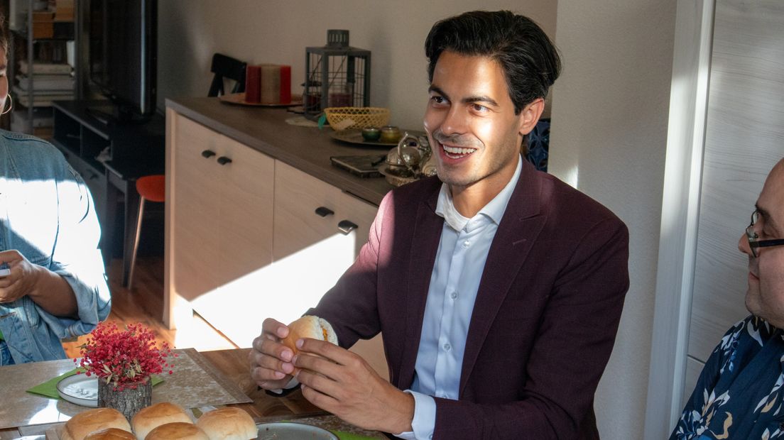 Op het menu in het thuisrestaurant staat een typisch gerecht uit India: de Mumbai burger
