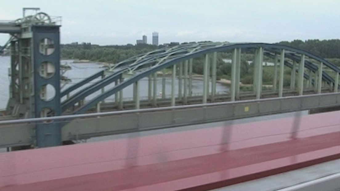 Laatste rit over oude spoorbrug