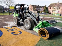 IN BEELD: Baarn haalt kunstgras met omstreden korrels weg