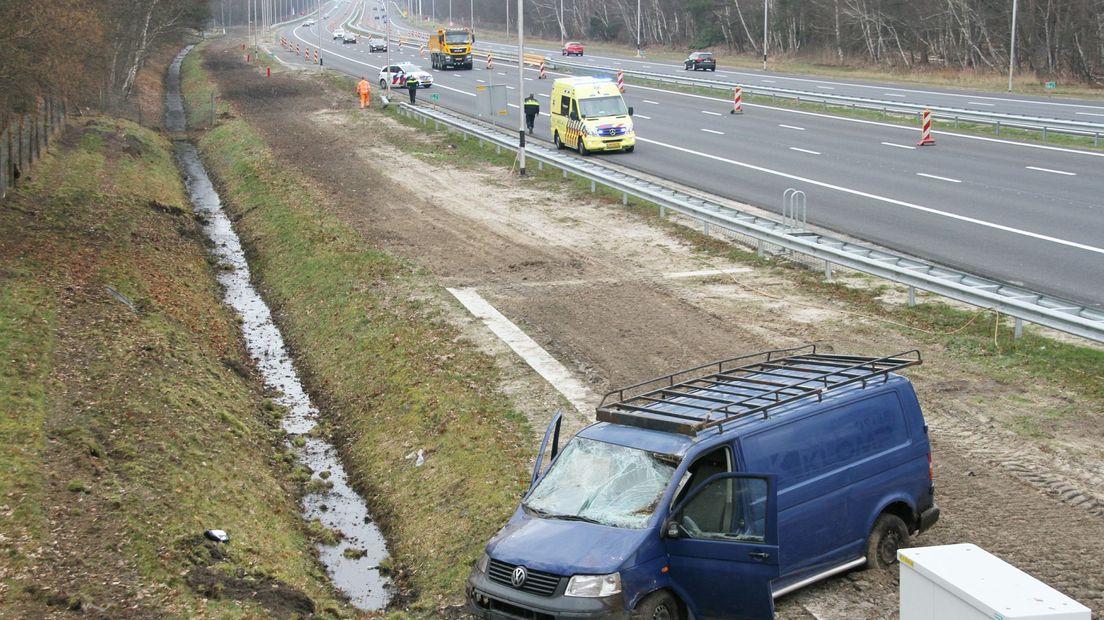 De bus kwam in de berm tot stilstand.