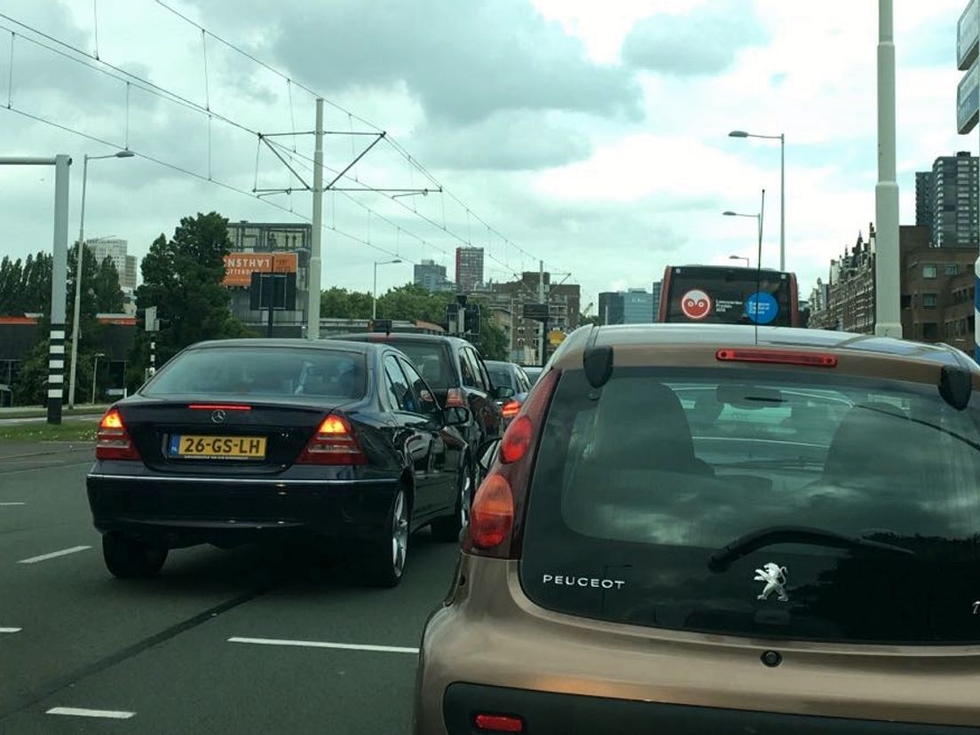 Drukte op de Westzeedijk op maandag 3 juli rond 16.30 uur