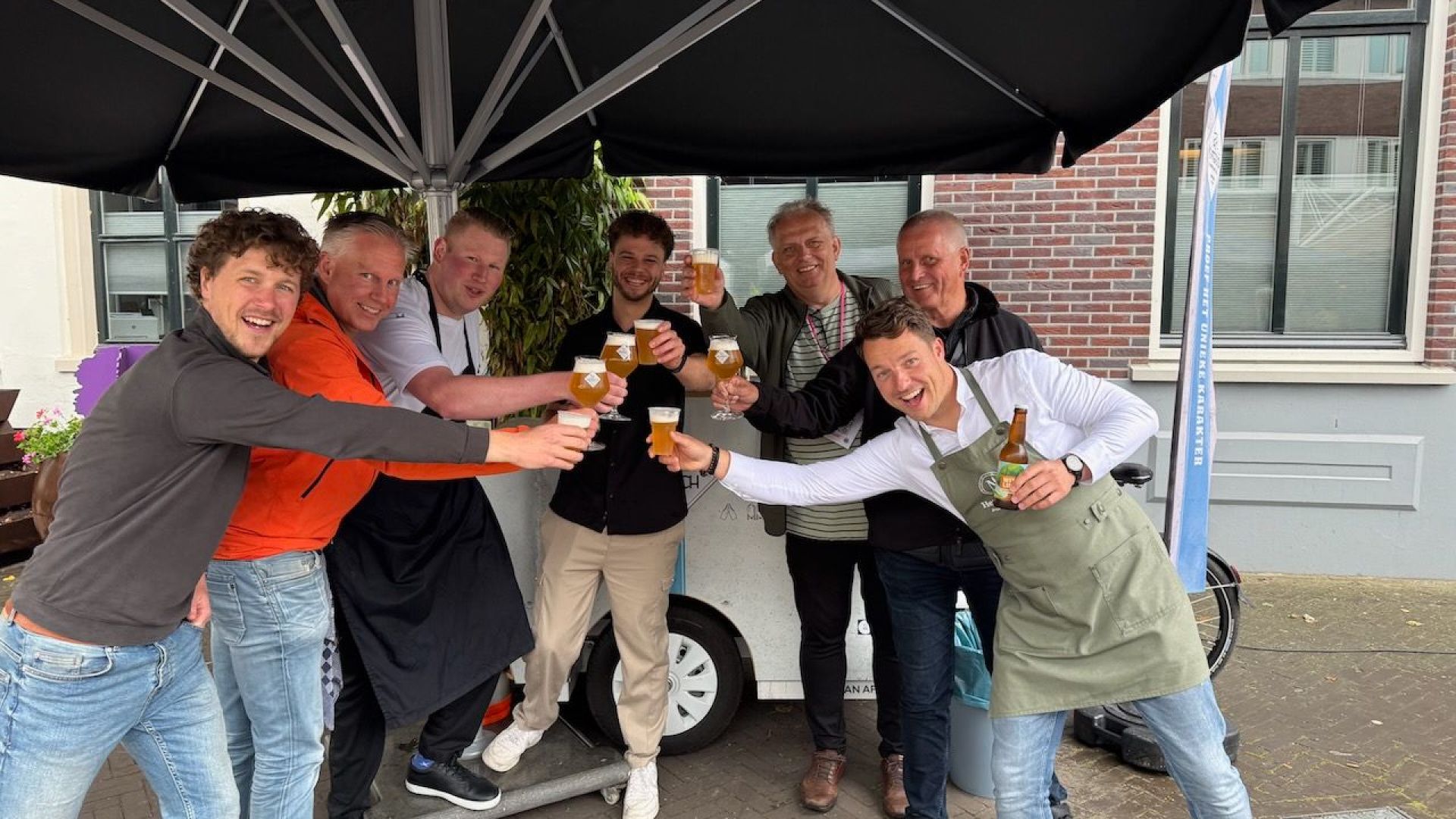 Initiatiefnemers proosten op het nieuwe bier.