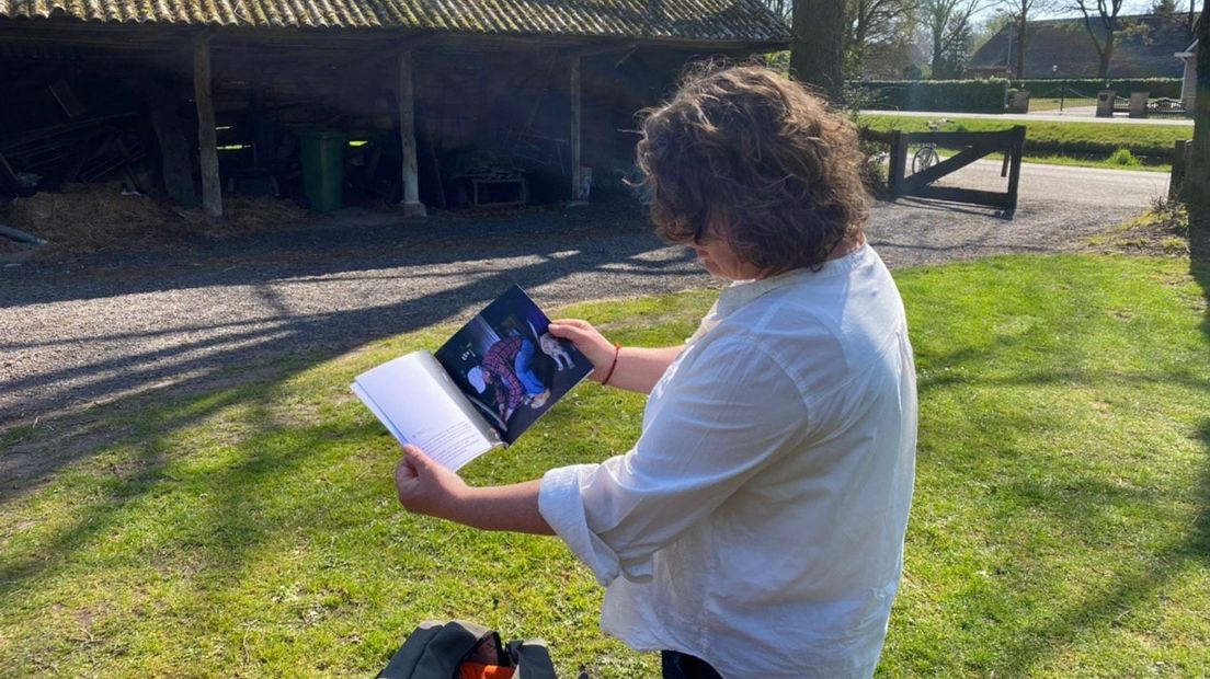 Anneke Bloema bladert in het boekje dat ze over Steegen maakte (Rechten: RTV Drenthe/Ineke Kemper)