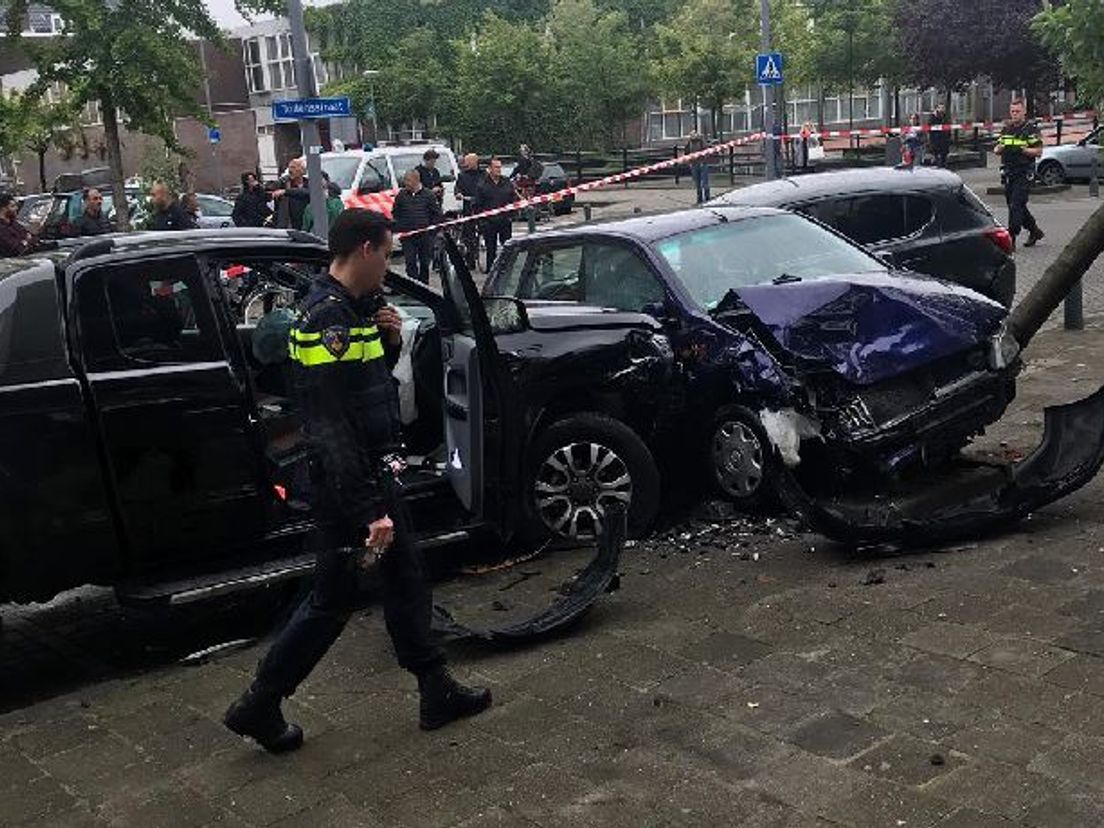 De bestuurder van de zwarte pick-up raakte meerdere auto's