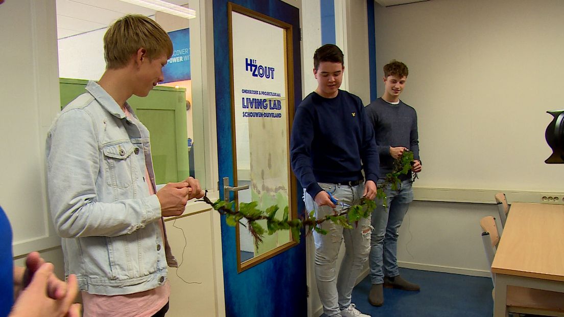 Scholieren van Pontes openen het lab door een lint met zeewier door te knippen