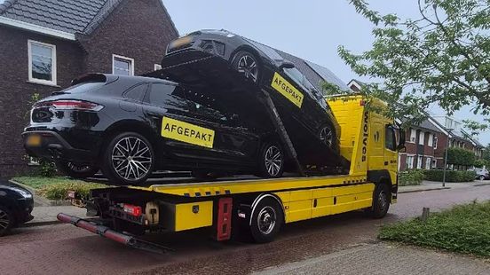 Politie neemt auto's in beslag in Wierden en houdt twee personen aan Nieuws