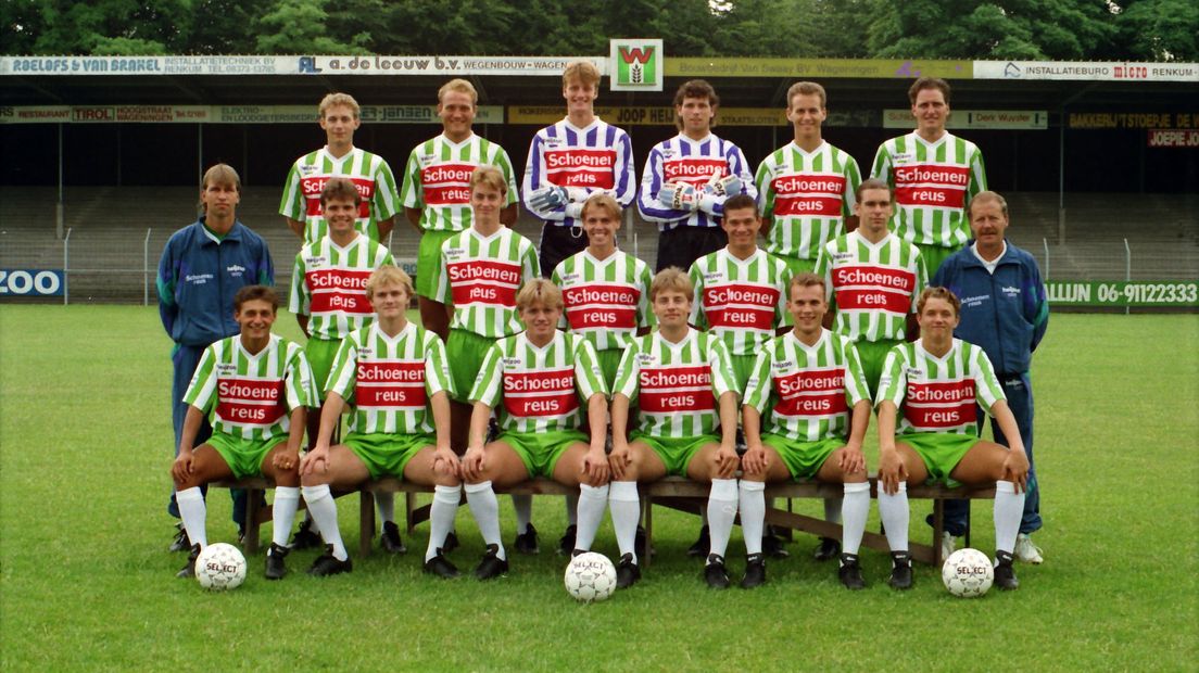 Speciaal voor de allerlaatste aflevering van het TV-programma Clubgenoten brengt Omroep Gelderland de selectie van FC Wageningen van 1992 nog een keer bij elkaar! De spelers die de laatste officiële wedstrijden voor de roemruchte club van De Berg speelden gaan elkaar na ruim 23 jaar weer zien.