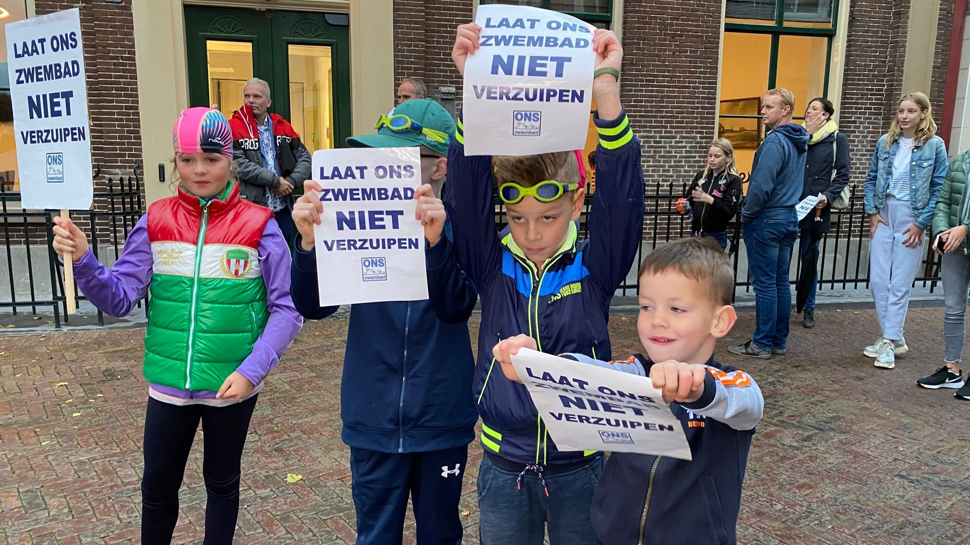 Jonge Bolswarders demonstreren voor het open houden van hun zwembad