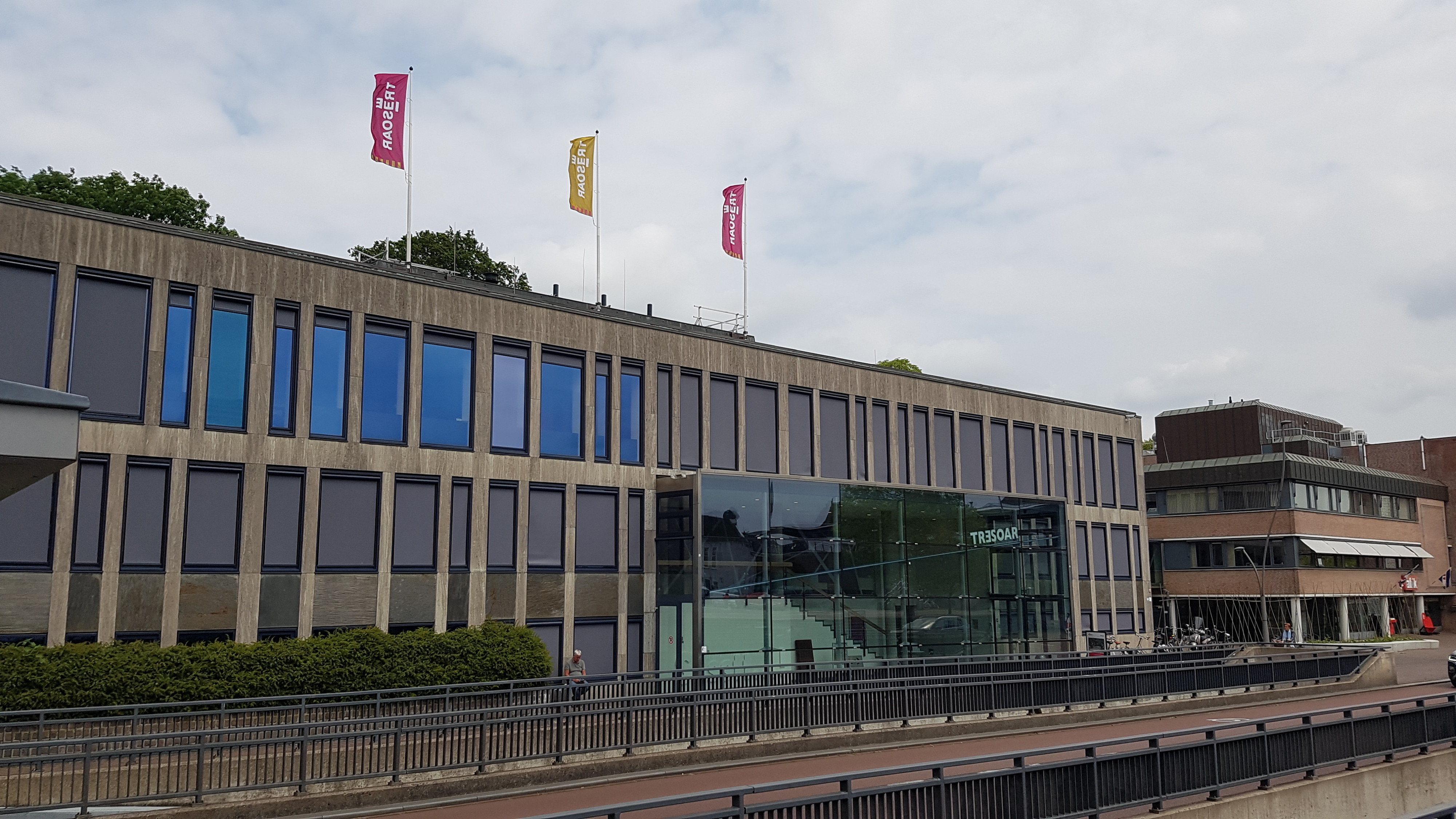 Historisch en Letterkundig Centrum Tresoar, met daarnaast de Afûk