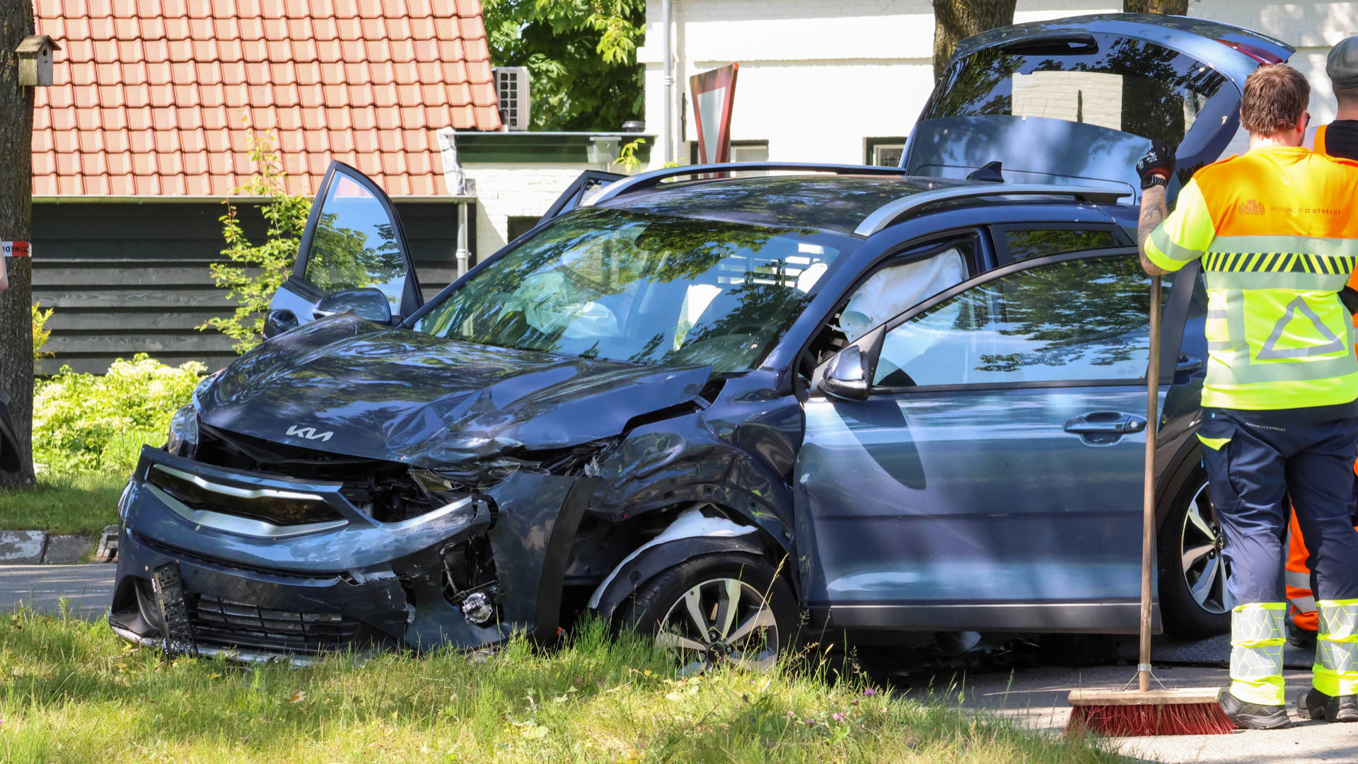 Ravage op de snelweg door auto-ongeluk, bestuurder onder invloed.