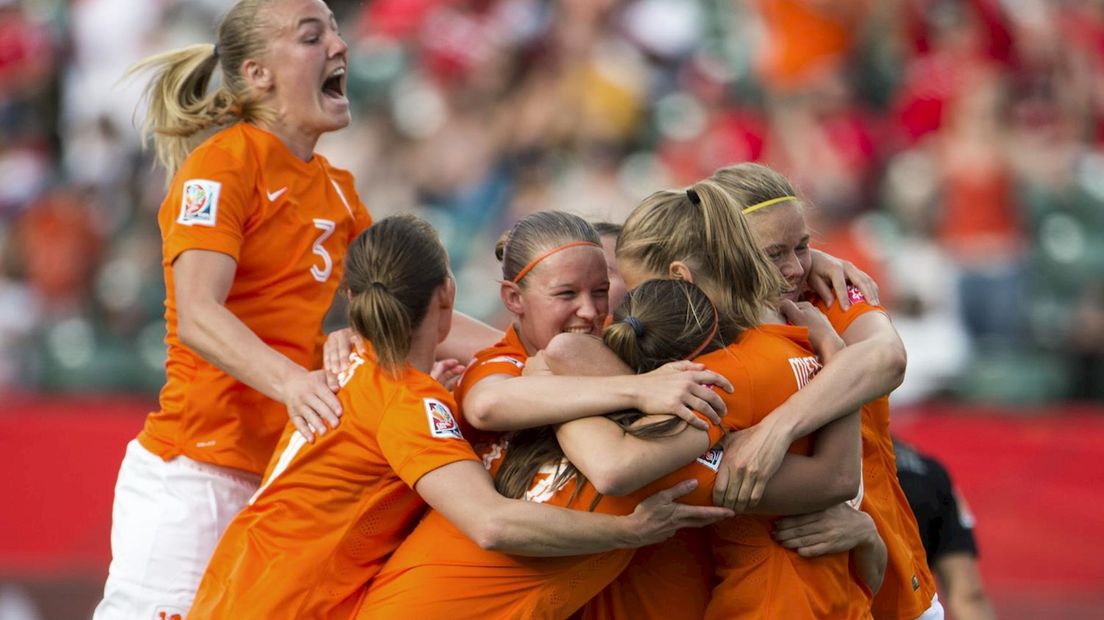 Oranje viert de goal van Lieke Martens