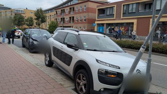Bestuurder botst op geparkeerde auto en raakt gewond