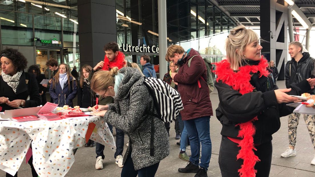 Studenten worden naar de campagne gelokt met taart en muziek.