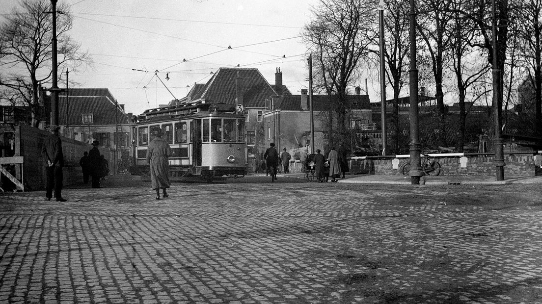 Tramlijn 3 op de Tolsteegbrug gezien vanaf het Ledig Erf (1920 - 1925)