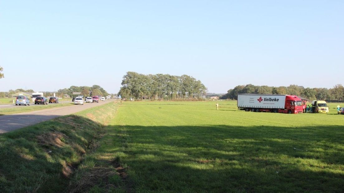 Chauffeur onderzocht door ambulancepersoneel