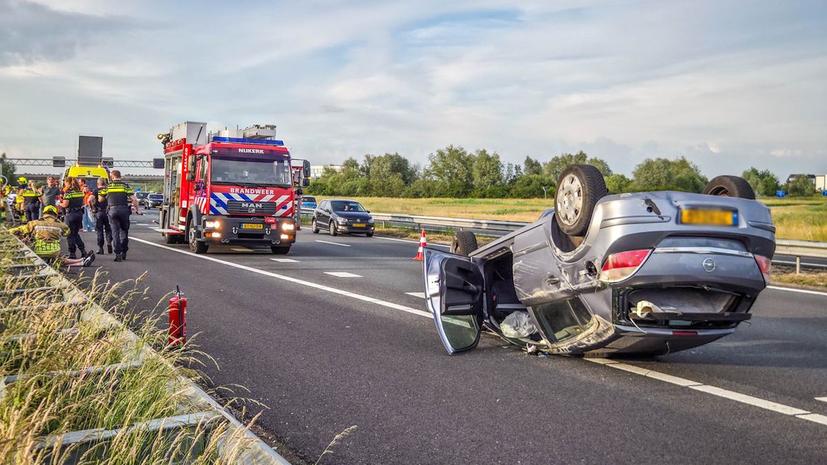 Auto’s slaan over de kop na botsing op A28, verkeer richting Utrecht vast
