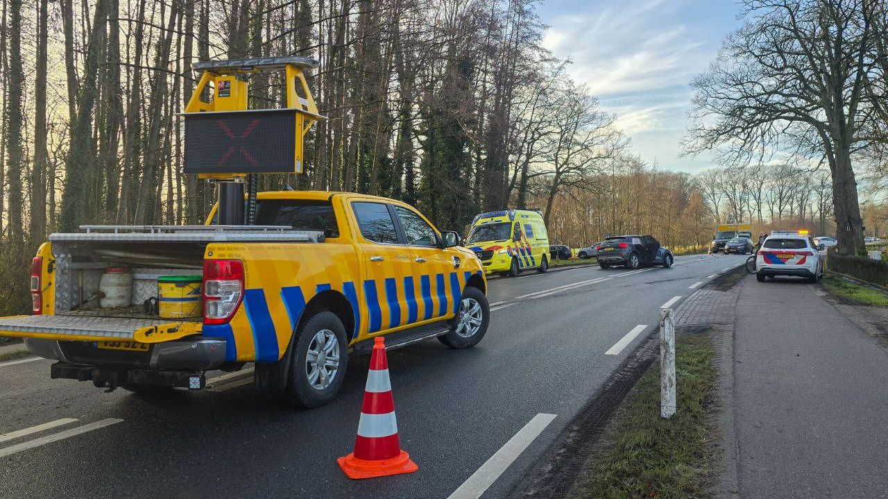 Deurningerstraat deels afgesloten na aanrijding.