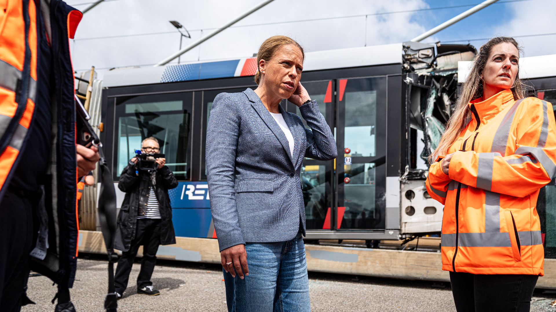 Burgemeester Carola Schouten bezocht enkele uren na de botsing de plek van de aanrijding.