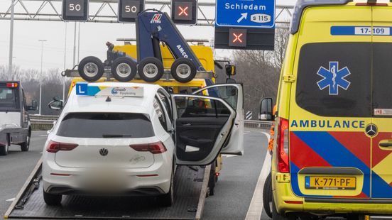 Rij-instructeur en twee leerlingen lichtgewond na ongeluk | Man naar ziekenhuis na woningoverval. Rij-instructeur en twee leerlingen lichtgewond na ongeluk | Man naar ziekenhuis na woningoverval.