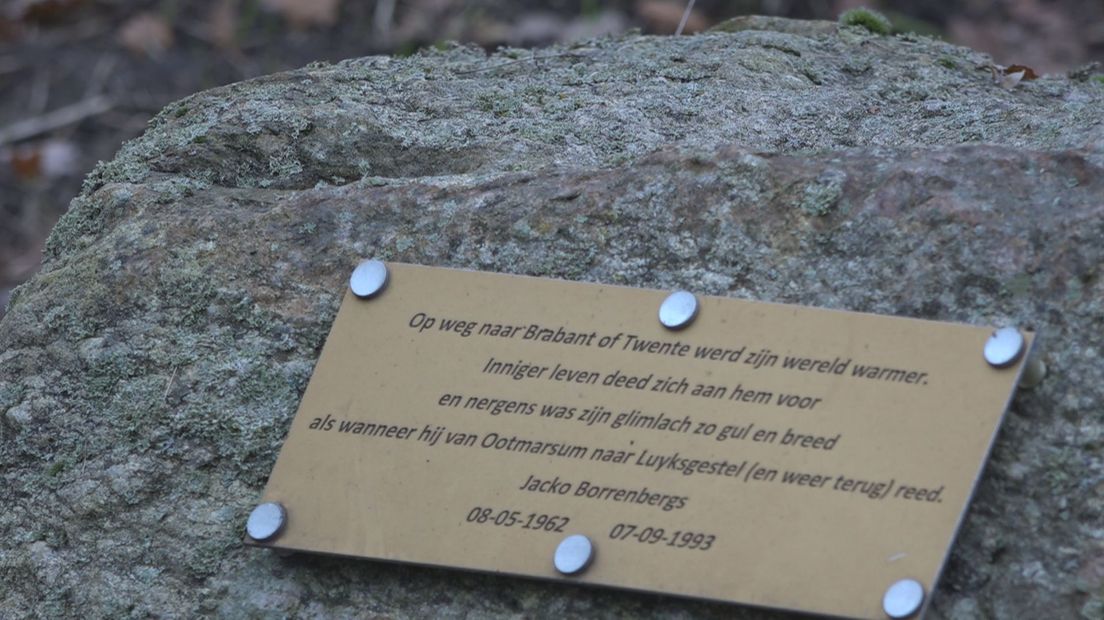 De zwerfkei ter nagedachtenis aan Jacko Borrenbergs die in 1993 verongelukte