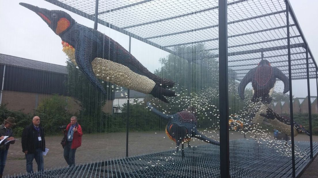 Fruit en groenten schoonmaken en op hun wagens plakken, prikken of steken; Wekenlang hebben de corsoclubs in het Rivierengebied hard gewerkt en zaterdag kon iedereen bij het Fruitcorso in Tiel het eindresultaat bewonderen. Dertien grote wagens en zes jeugdwagens trokken dan door de stad.