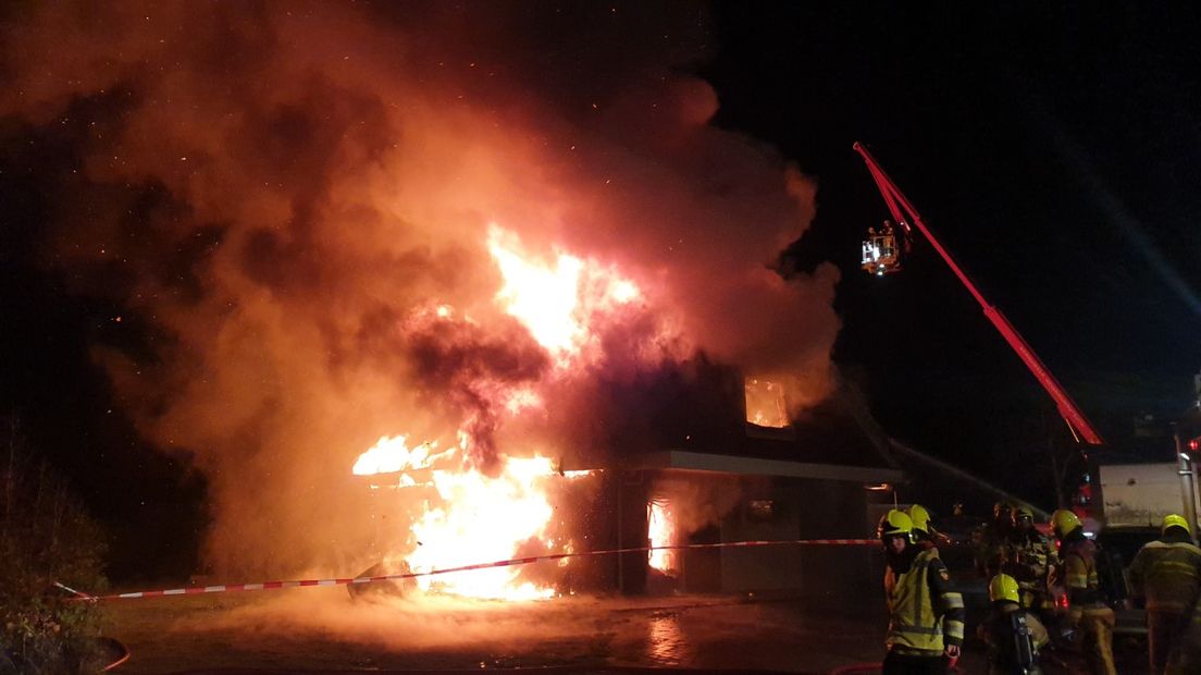 In een vrijstaand huis aan de Vlietstraat in Ooij bij Nijmegen heeft woensdagavond een grote brand gewoed. De vlammen sloegen uit de woning.