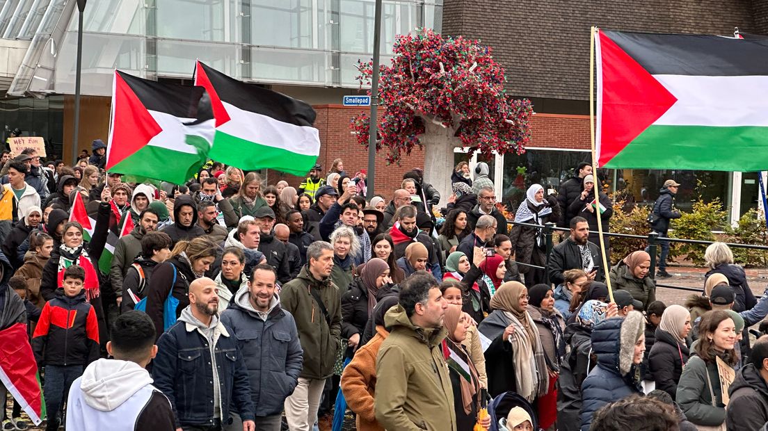 Deelnemers van de 'Mars voor Palestina' op weg naar het Eemplein.