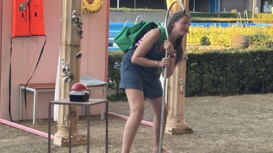 Xam (16) maakt van haar transitie theater en staat nu op het podium: 'Niemand krijgt mij klein' Home