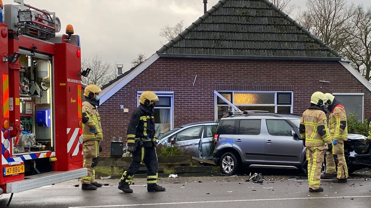 Twee auto's belanden in tuin aan Wierdenseweg Daarle na aanrijding