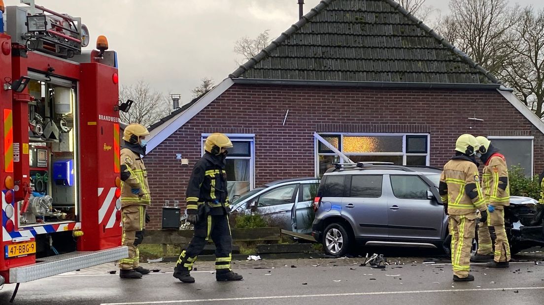 Auto's in de tuin na aanrijding Daarle