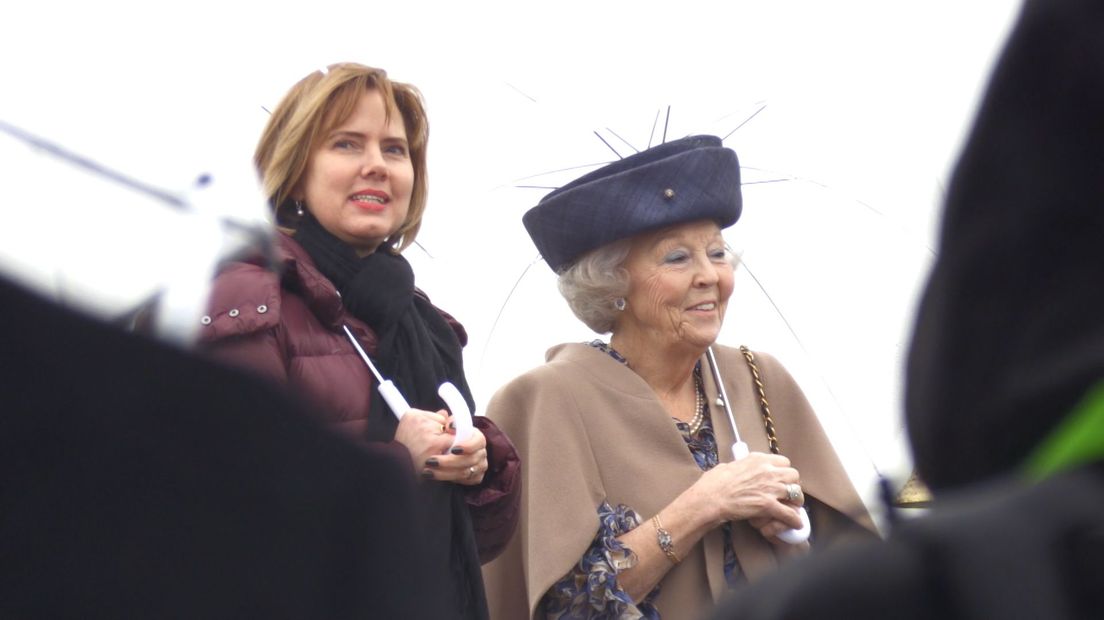 Prinses Beatrix met minister Van Nieuwenhuizen.