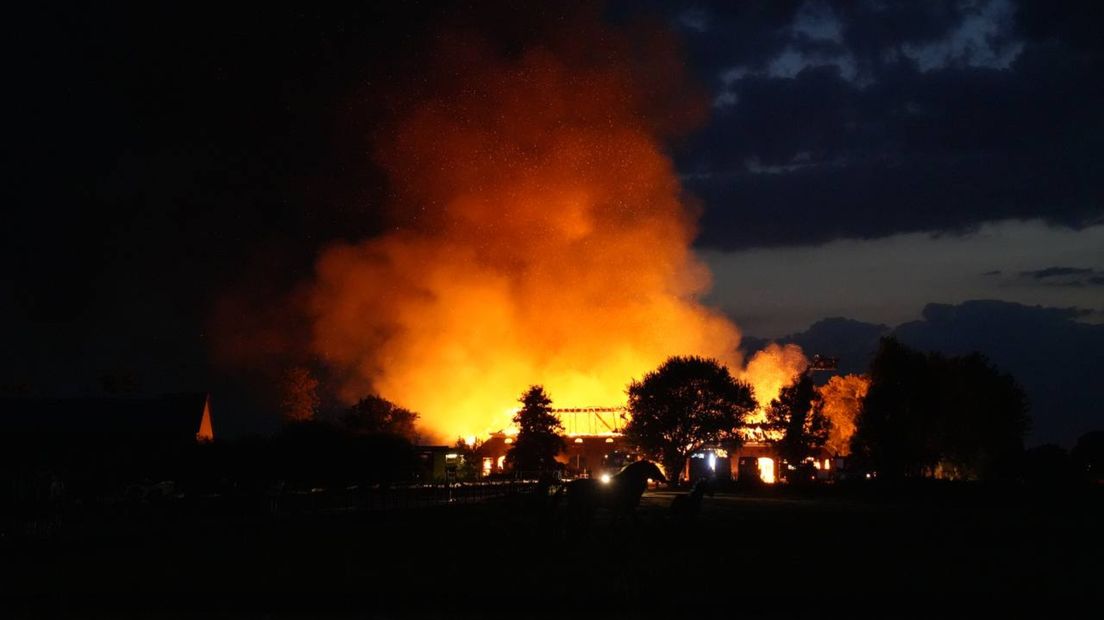 De brand in Zijldijk is in de omgeving van veraf af te zien