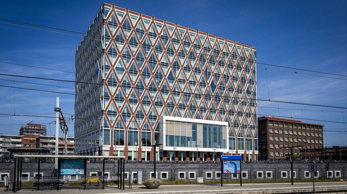 Het Gemeentehuis in Gouda, in de volksmond ook wel 'De Stroopwafel' genoemd