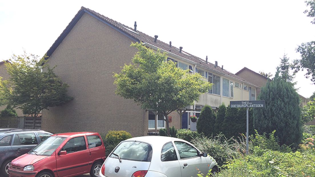 Ongeveer twee weken geleden werden asbestplaatsen ontdekt in een woning aan het Theo van Doesburgplantsoen (Rechten: Serge Vinkenvleugel / RTV Drenthe)
