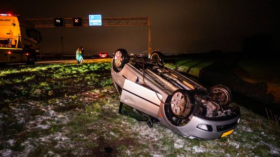 Auto over de kop door ijzel op A12