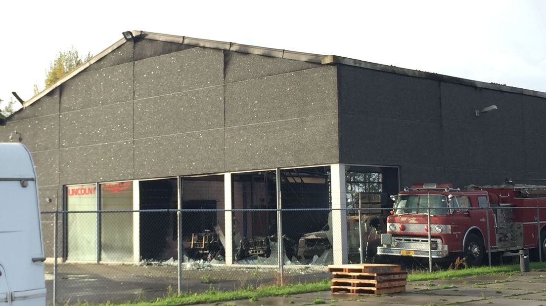 Brand in loods vol Amerikaanse auto's veroorzaakt door kortsluiting in vrachtwagen