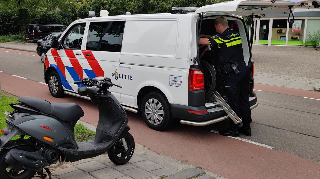 Politie neemt de scooter in beslag (Rechten: Persbureau Meter)